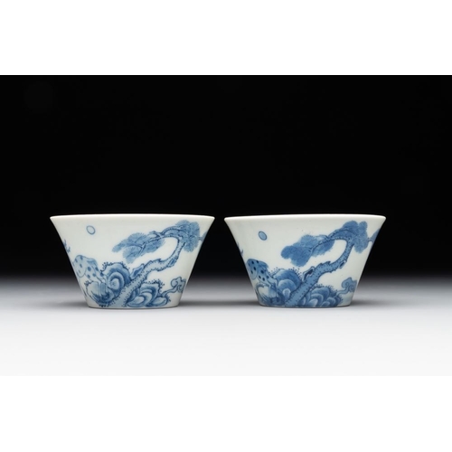 884 - Two Chinese blue and white cups and three saucers with figural design, Kangxi and laterDia.: 9,9 cm ... 