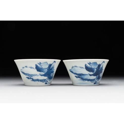 884 - Two Chinese blue and white cups and three saucers with figural design, Kangxi and laterDia.: 9,9 cm ... 