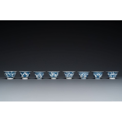 885 - Twelve Chinese blue and white saucers and eight cups, Kangxi/YongzhengDia.: 13,5 cm (the largest sau... 