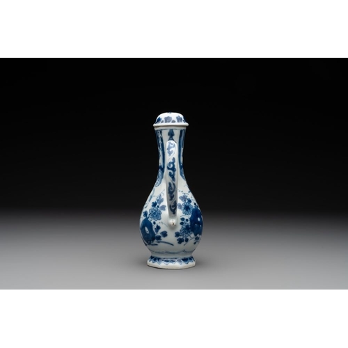 894 - A Chinese blue and white 'nude figure' jug and cover, Kangxi, ca. 1680H.: 16,9 cm (incl. cover)... 