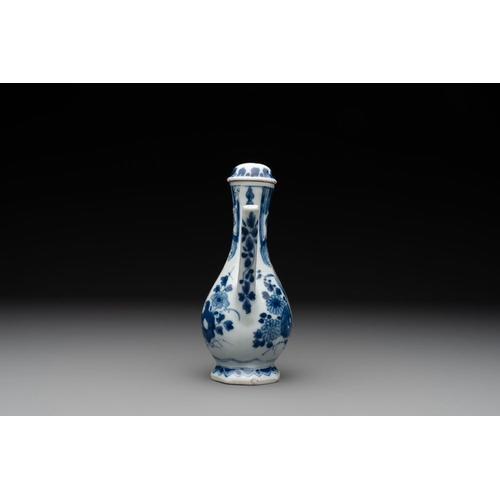 894 - A Chinese blue and white 'nude figure' jug and cover, Kangxi, ca. 1680H.: 16,9 cm (incl. cover)... 