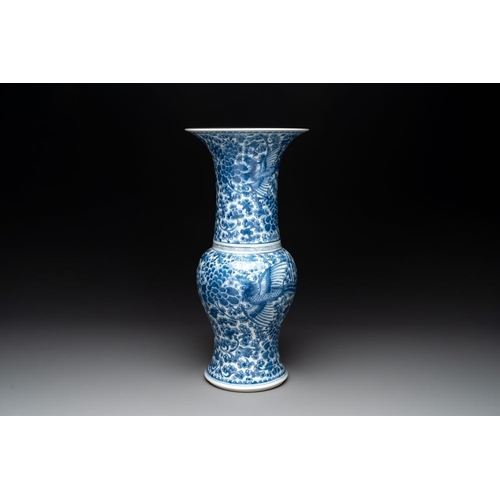 899 - A Chinese blue and white 'peonies and phoenixes' 'yenyen' vase, KangxiH.: 46,7 cm... 