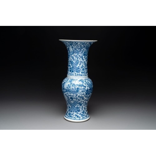 899 - A Chinese blue and white 'peonies and phoenixes' 'yenyen' vase, KangxiH.: 46,7 cm... 