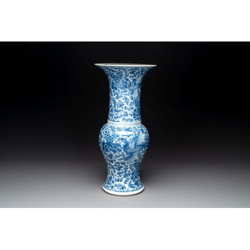 899 - A Chinese blue and white 'peonies and phoenixes' 'yenyen' vase, KangxiH.: 46,7 cm... 