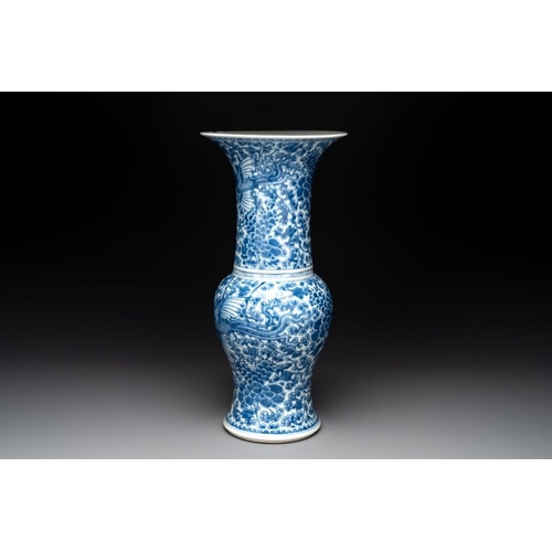 899 - A Chinese blue and white 'peonies and phoenixes' 'yenyen' vase, KangxiH.: 46,7 cm... 