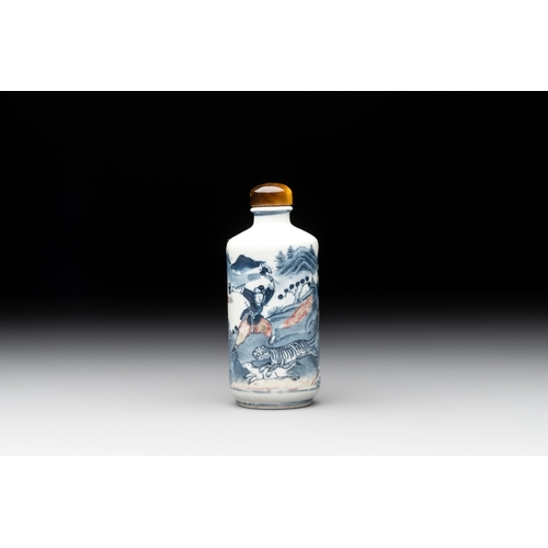 1 - A Chinese blue, white and copper-red 'tiger hunt' snuff bottle, 19th C.H.: 9 cm (incl. stopper)... 