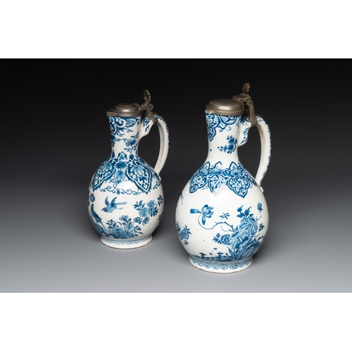 1003 - Two blue and white Dutch Delft jugs with pewter mounts, early 18th C.H.: 25,2 cm (the largest incl. ... 