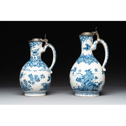 1003 - Two blue and white Dutch Delft jugs with pewter mounts, early 18th C.H.: 25,2 cm (the largest incl. ... 