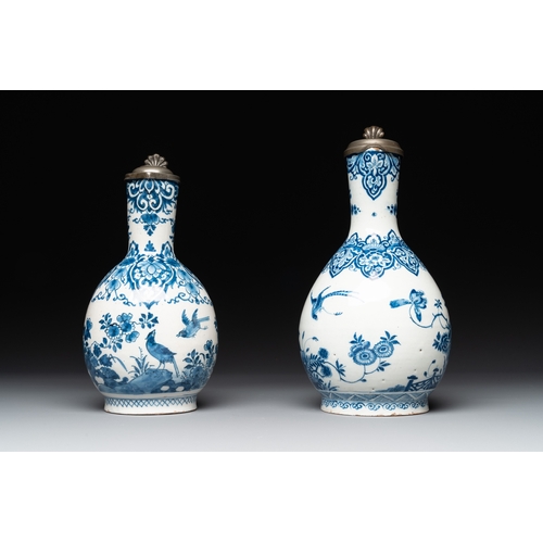 1003 - Two blue and white Dutch Delft jugs with pewter mounts, early 18th C.H.: 25,2 cm (the largest incl. ... 