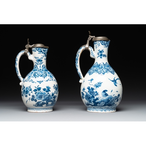 1003 - Two blue and white Dutch Delft jugs with pewter mounts, early 18th C.H.: 25,2 cm (the largest incl. ... 