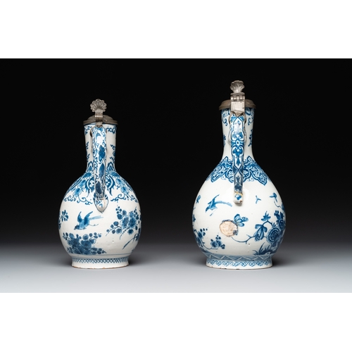 1003 - Two blue and white Dutch Delft jugs with pewter mounts, early 18th C.H.: 25,2 cm (the largest incl. ... 