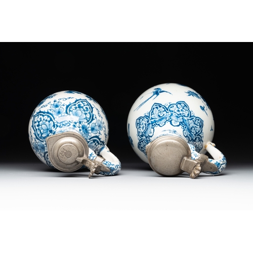 1003 - Two blue and white Dutch Delft jugs with pewter mounts, early 18th C.H.: 25,2 cm (the largest incl. ... 