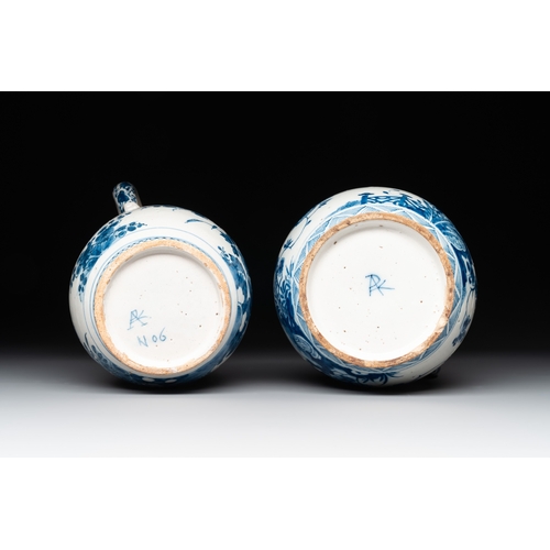 1003 - Two blue and white Dutch Delft jugs with pewter mounts, early 18th C.H.: 25,2 cm (the largest incl. ... 