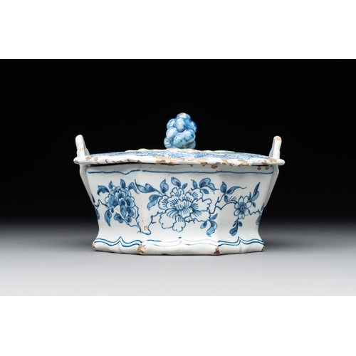 1006 - Two blue and white Dutch Delft butter tubs, 18th C.L..: 12 cm - H.: 8,5 cm (the largest) L.: 11,8 cm... 