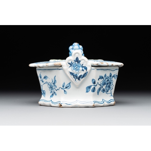 1006 - Two blue and white Dutch Delft butter tubs, 18th C.L..: 12 cm - H.: 8,5 cm (the largest) L.: 11,8 cm... 