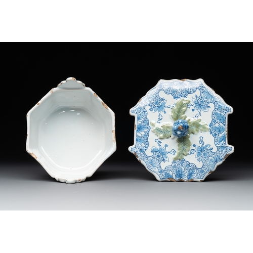 1006 - Two blue and white Dutch Delft butter tubs, 18th C.L..: 12 cm - H.: 8,5 cm (the largest) L.: 11,8 cm... 