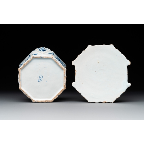 1006 - Two blue and white Dutch Delft butter tubs, 18th C.L..: 12 cm - H.: 8,5 cm (the largest) L.: 11,8 cm... 