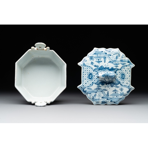 1006 - Two blue and white Dutch Delft butter tubs, 18th C.L..: 12 cm - H.: 8,5 cm (the largest) L.: 11,8 cm... 