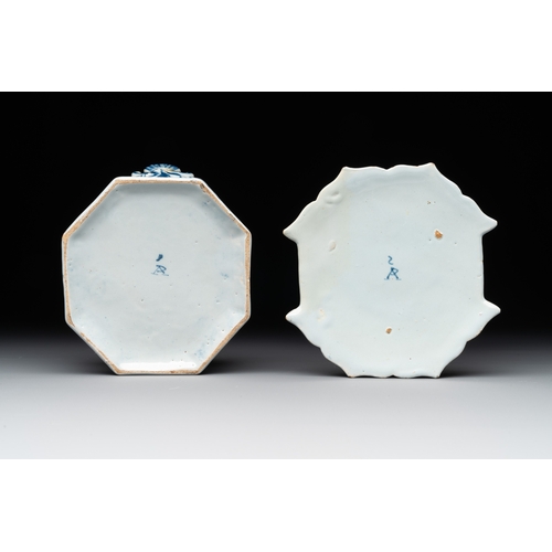 1006 - Two blue and white Dutch Delft butter tubs, 18th C.L..: 12 cm - H.: 8,5 cm (the largest) L.: 11,8 cm... 