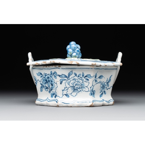 1006 - Two blue and white Dutch Delft butter tubs, 18th C.L..: 12 cm - H.: 8,5 cm (the largest) L.: 11,8 cm... 