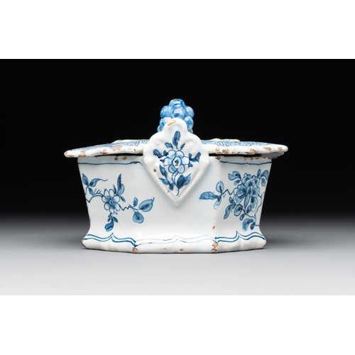 1006 - Two blue and white Dutch Delft butter tubs, 18th C.L..: 12 cm - H.: 8,5 cm (the largest) L.: 11,8 cm... 