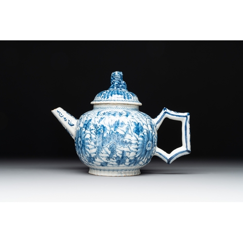 1007 - A blue and white Dutch Delft 'dragon' teapot, 18th C.L.: 18,5 cm - H.: 14 cm (incl. cover) 
Marked D... 