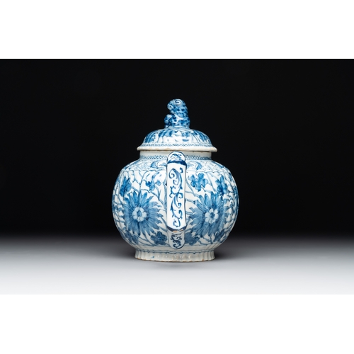 1007 - A blue and white Dutch Delft 'dragon' teapot, 18th C.L.: 18,5 cm - H.: 14 cm (incl. cover) 
Marked D... 