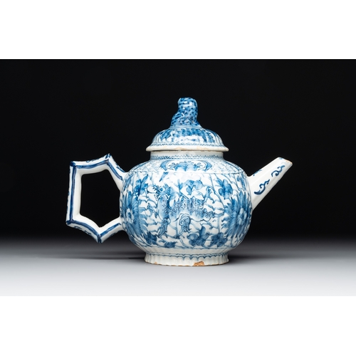 1007 - A blue and white Dutch Delft 'dragon' teapot, 18th C.L.: 18,5 cm - H.: 14 cm (incl. cover) 
Marked D... 