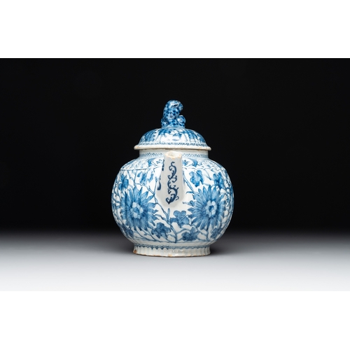 1007 - A blue and white Dutch Delft 'dragon' teapot, 18th C.L.: 18,5 cm - H.: 14 cm (incl. cover) 
Marked D... 