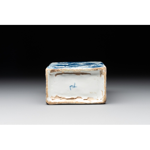 1008 - A blue and white Dutch Delft tea caddy with narrative design, early 18th C.H.: 14 cm 
Marked PK on t... 