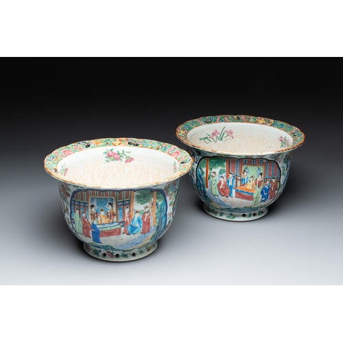 101 - A pair of Chinese Canton famille rose jardiniÃ¨res with narrative design, 19th C.Dia.: 28 cm - H.: 1... 