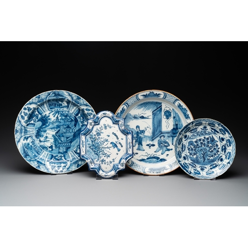 1011 - Two blue and white Dutch Delft chinoiserie dishes, a plate and a plaque, 18th C.Dia.: 30,7 cm (the l... 