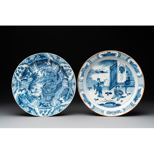 1011 - Two blue and white Dutch Delft chinoiserie dishes, a plate and a plaque, 18th C.Dia.: 30,7 cm (the l... 