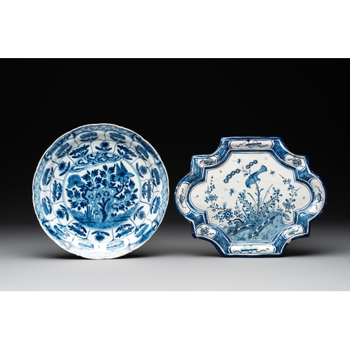 1011 - Two blue and white Dutch Delft chinoiserie dishes, a plate and a plaque, 18th C.Dia.: 30,7 cm (the l... 