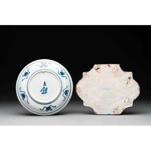 1011 - Two blue and white Dutch Delft chinoiserie dishes, a plate and a plaque, 18th C.Dia.: 30,7 cm (the l... 