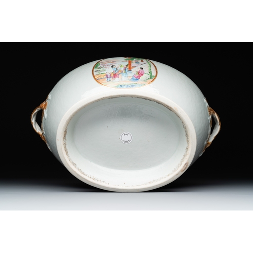 104 - A pair of large Chinese Canton famille rose 'mandarin subject' tureens on stands, 19th C.L.: 34 cm -... 