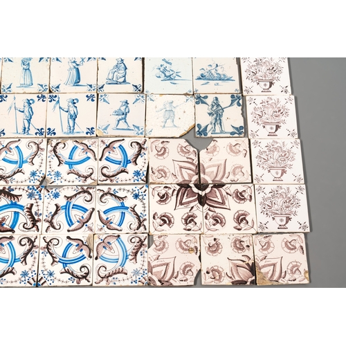 1076 - 90 manganese, blue and white Dutch Delft tiles, 17/18th C.Dim.: ca. 13 x 13 x 0,7 cm