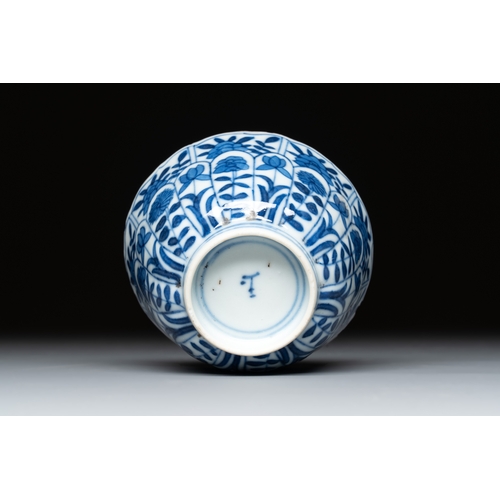 122 - Ten Chinese blue and white wares, 19th C.Dia.: 24 cm - H.: 9,2 cm (the jardiniÃ¨re) Dia.: 21,8 cm (t... 