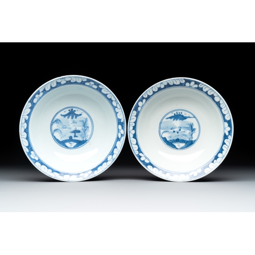 122 - Ten Chinese blue and white wares, 19th C.Dia.: 24 cm - H.: 9,2 cm (the jardiniÃ¨re) Dia.: 21,8 cm (t... 