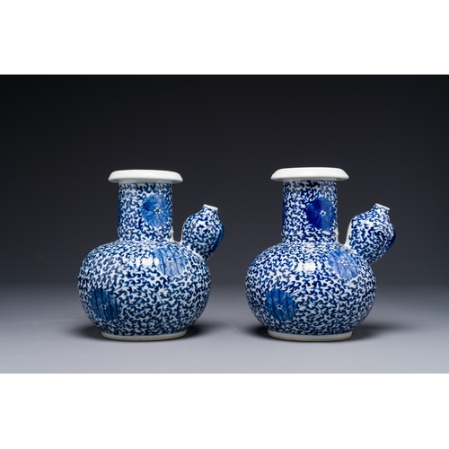 123 - A pair of Chinese blue and white 'lotus scroll' kendis, 19th C.H.: 19,3 cm