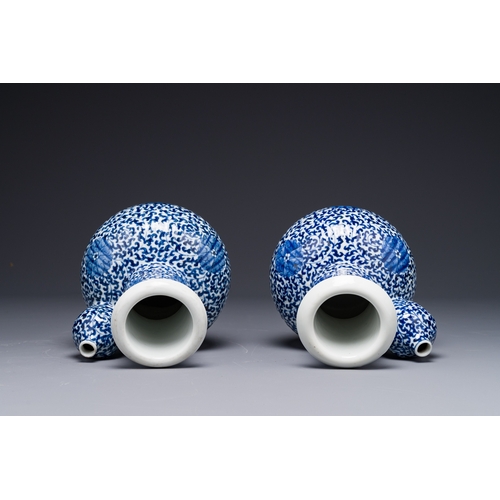 123 - A pair of Chinese blue and white 'lotus scroll' kendis, 19th C.H.: 19,3 cm