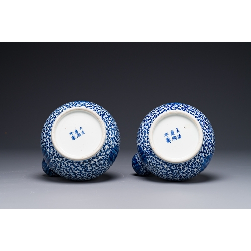 123 - A pair of Chinese blue and white 'lotus scroll' kendis, 19th C.H.: 19,3 cm