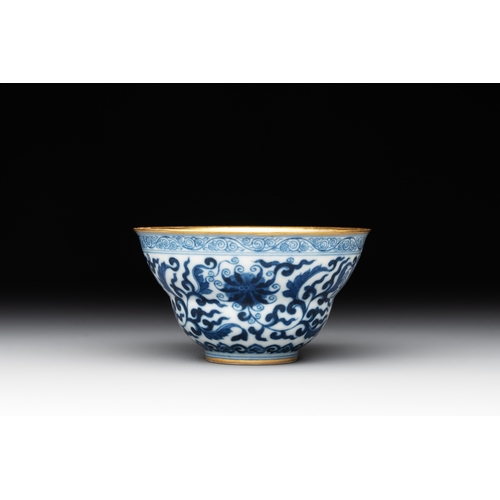 130 - A Chinese gilt-decorated blue and white 'lotus scroll' bowl, Daoguang mark and of the periodDia.: 9 ... 