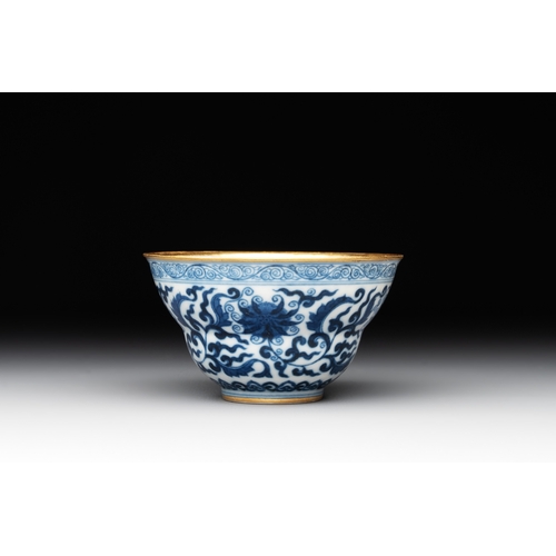 130 - A Chinese gilt-decorated blue and white 'lotus scroll' bowl, Daoguang mark and of the periodDia.: 9 ... 