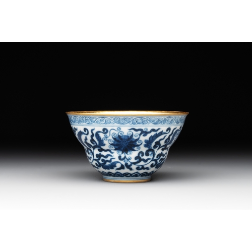 130 - A Chinese gilt-decorated blue and white 'lotus scroll' bowl, Daoguang mark and of the periodDia.: 9 ... 