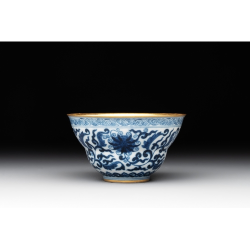 130 - A Chinese gilt-decorated blue and white 'lotus scroll' bowl, Daoguang mark and of the periodDia.: 9 ... 