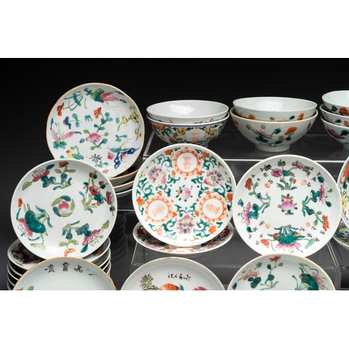 138 - An impressive collection of 53 Chinese famille rose saucers, dishes and bowls, 19th C.Dia.: 14 cm - ... 