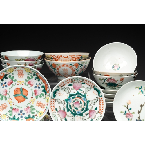 138 - An impressive collection of 53 Chinese famille rose saucers, dishes and bowls, 19th C.Dia.: 14 cm - ... 