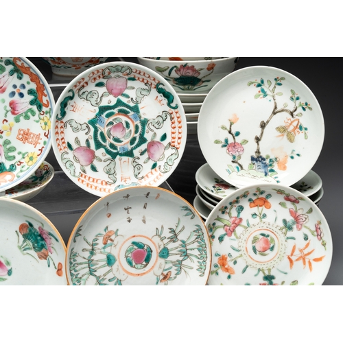 138 - An impressive collection of 53 Chinese famille rose saucers, dishes and bowls, 19th C.Dia.: 14 cm - ... 