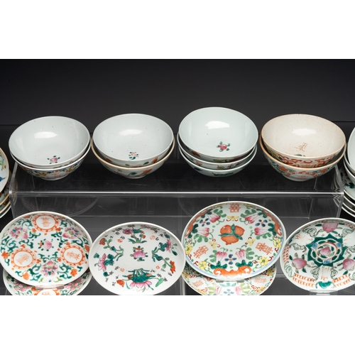 138 - An impressive collection of 53 Chinese famille rose saucers, dishes and bowls, 19th C.Dia.: 14 cm - ... 